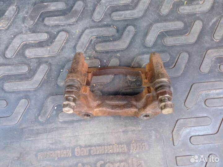 Скоба заднего тормозного суппорта Тойота Королла