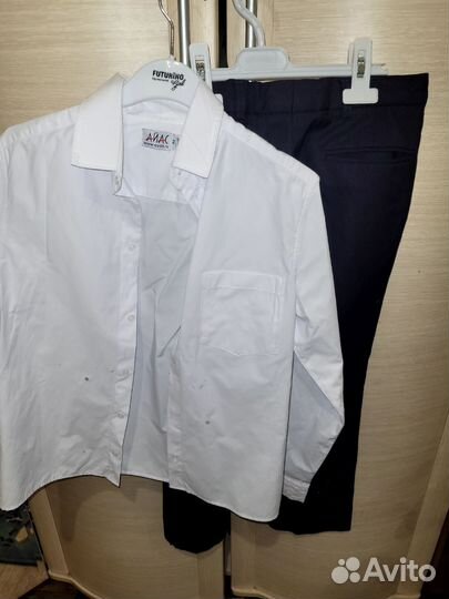 Белая рубашка и школьные брюки