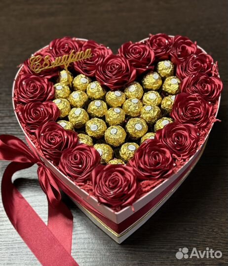 Сладкие букеты из конфет и роз из атласных лент