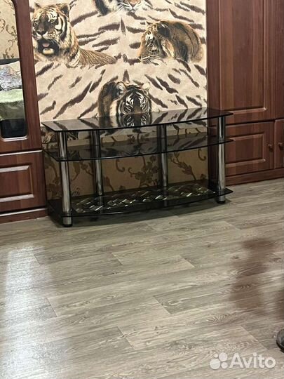 Стеклянный стол под телевизор