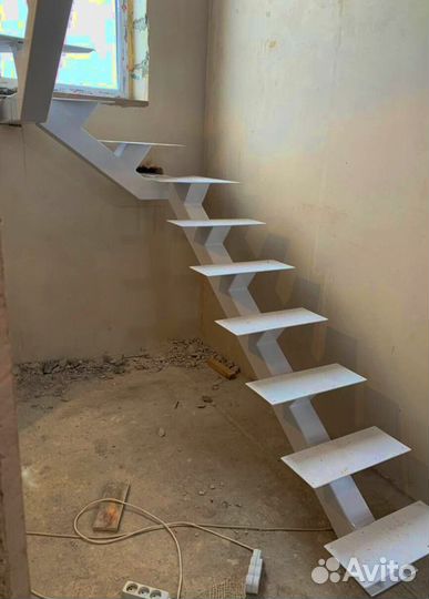 Облицовка лестничного металлокаркаса деревом