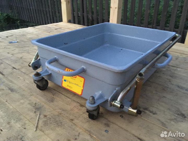 Ванна для слива масла на полу