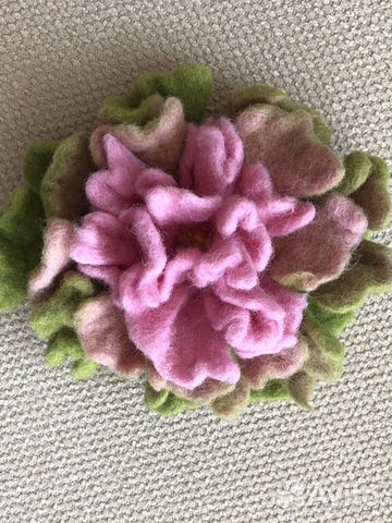 Брош из шерсти