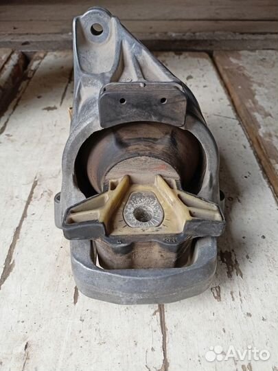 Опора двигателя 8W0199371BD