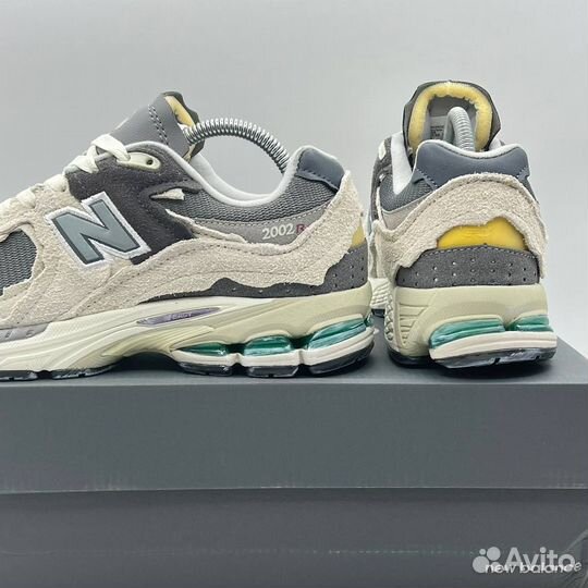 Кроссовки женские New Balance 2002R