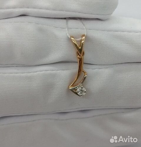 Золотая подвеска с бриллиантом