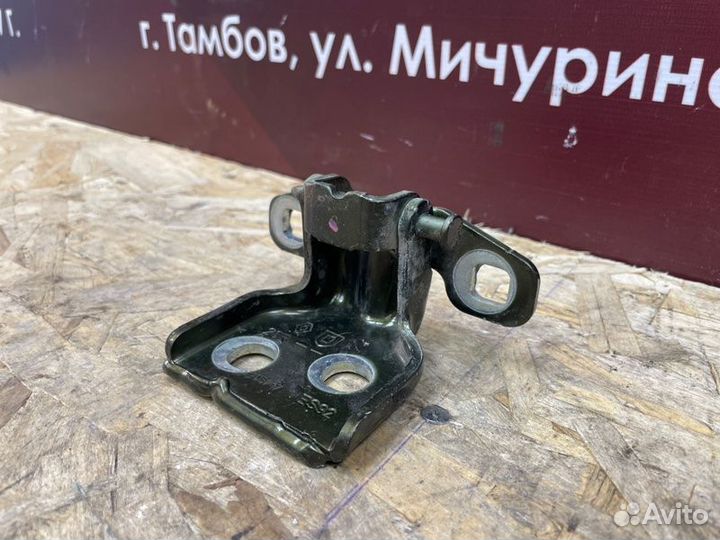 Петля двери задняя левая Renault Duster