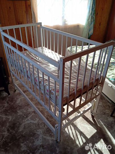 Детская кроватка с маятником