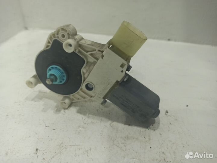 Моторчик правго стеклоподъёмника 51337271564