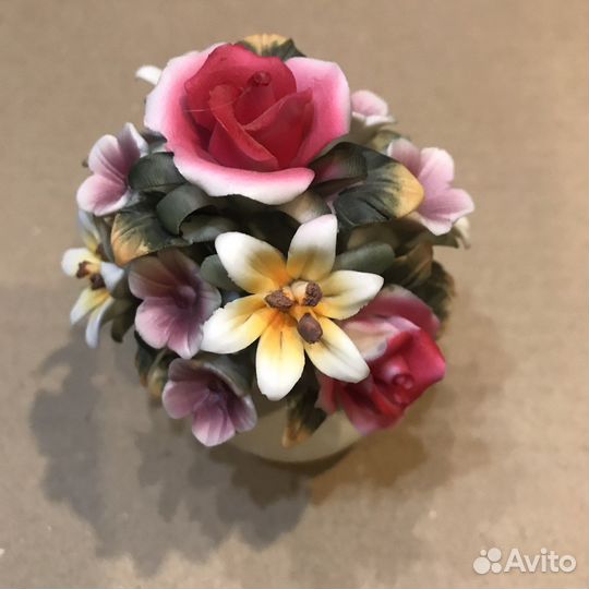 Фарфоровый букет цветов в вазе