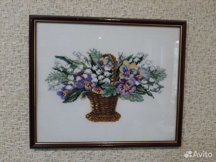 Три картины вышитые крестом в стеклянной раме