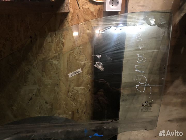 Переднее левое стекло