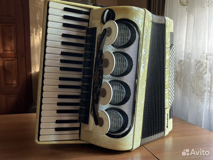 Аккордеон Royal Standard Silvana