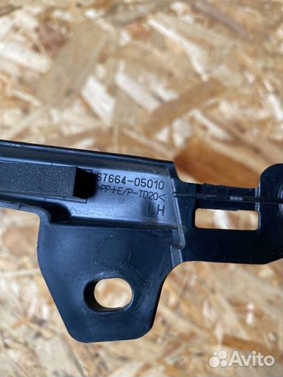 Обшивка рамки двери передняя левая Toyota Avensis