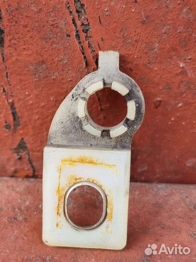 Кронштейн крепления фары правый Audi A6 C5