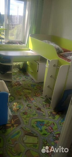 Детская кровать чердак со столом и шкафом