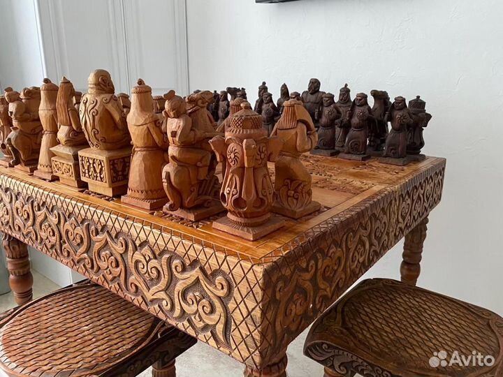 Резной шахматный стол