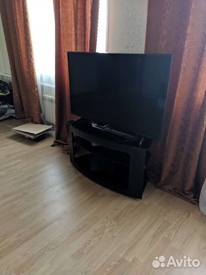 Стеклянная тумба под телевизор