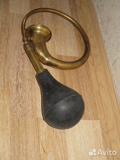 Большой клаксон медный. гудит громко