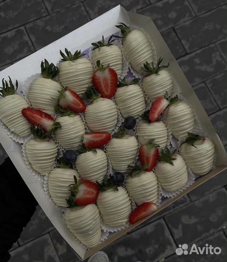 Клубника в шоколаде, бананы в шоколаде, малина