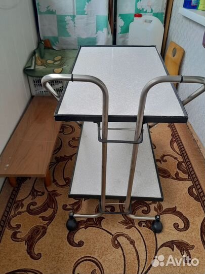 Кофейный столик на колесиках