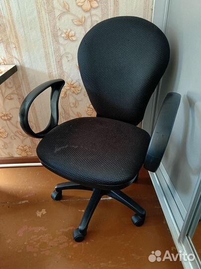 Компьютерное кресло черное