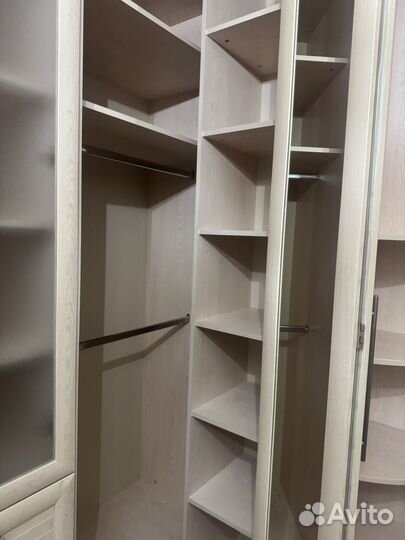 Шкаф угорвой с зеркалом