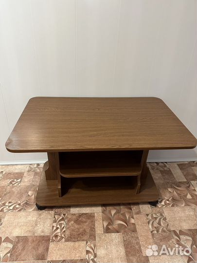 Журнальный столик на колесах