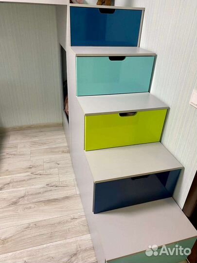 Детская кровать чердак со столом и полками