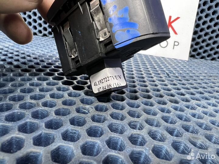 Кнопка открывания бардачка Audi Q7 A6 до 2015