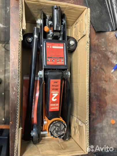 Домкрат подкатной 2т бу