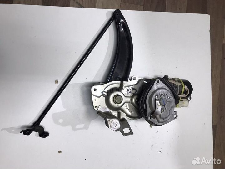 Механизм подъема двери крышки багажникаMitsubishi