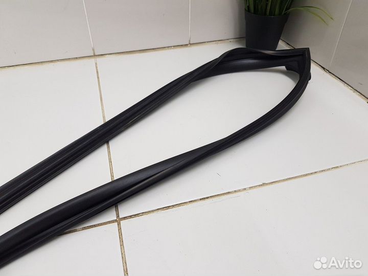 Уплотнитель стекла задний левый (Kia Seltos)