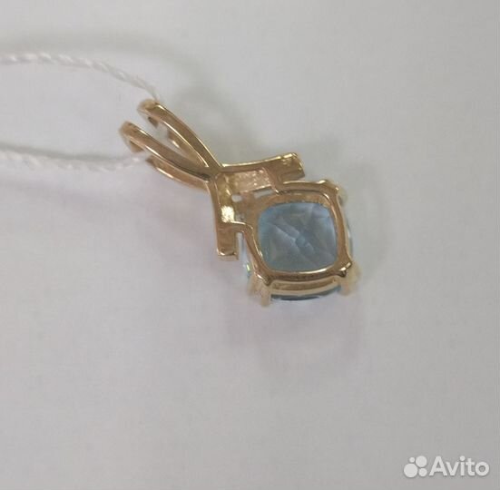 Золотая подвеска с камнем