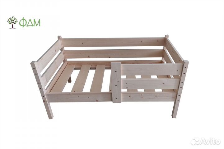 Детская кровать из массива с бортиком