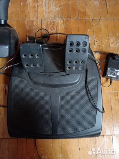 Игровой руль logitech momo