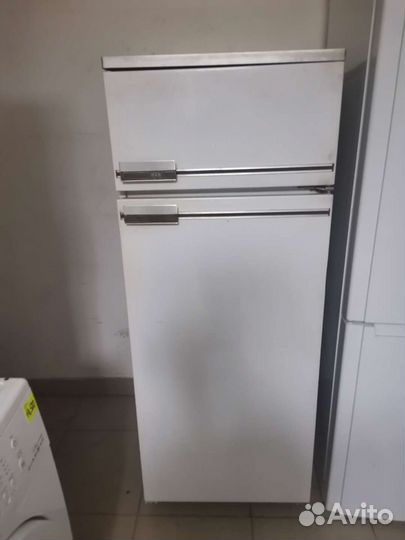 Холодильник двухкамерный в отличном состоянии