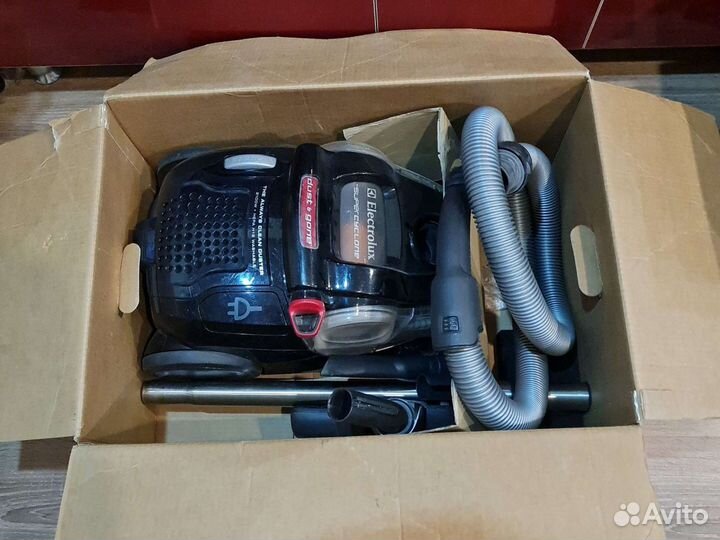 Пылесос Electrolux SuperCyclone ZSC69FD2