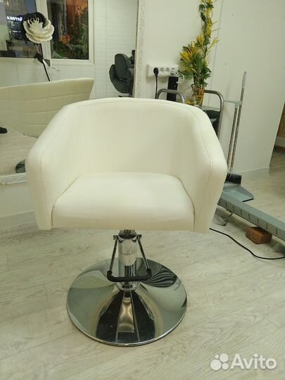 Парикмахерское кресло