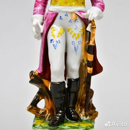 Фарфоровая статуэтка