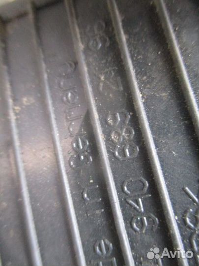 Коврик вещевого ящика правый Mercedes-Benz A940689