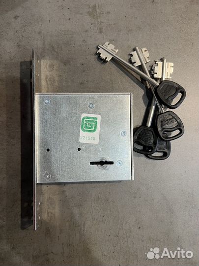 Дверной замок врезной