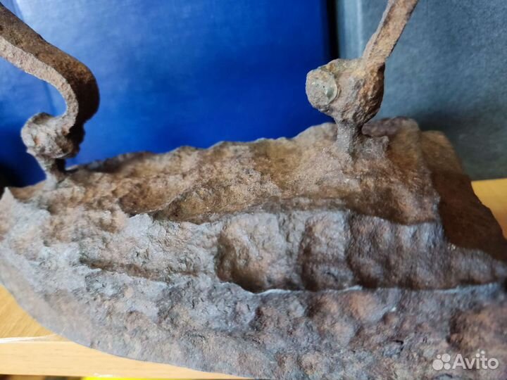 Древний старинный утюг чугунный