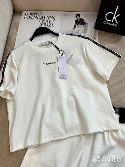 Костюм Calvin Klein с шортами