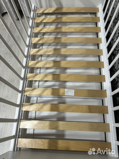 Детская кроватка с маятником и ящиком