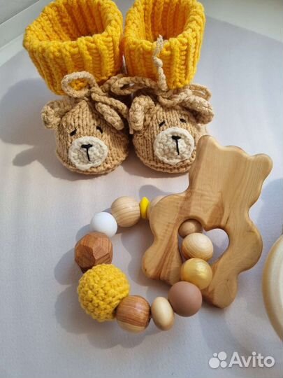 Набор на выписку Погремушка Пинетки