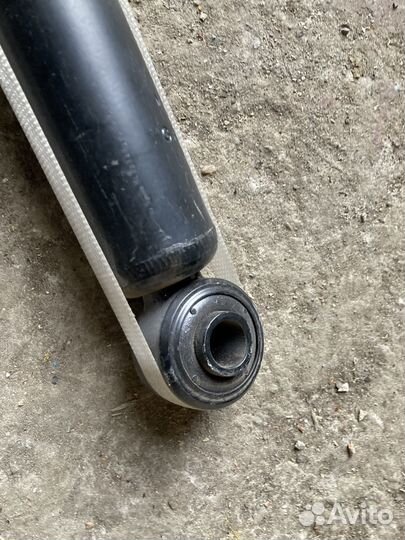 Амортизатор задний KYB Mitsubishi Pajero / Montero