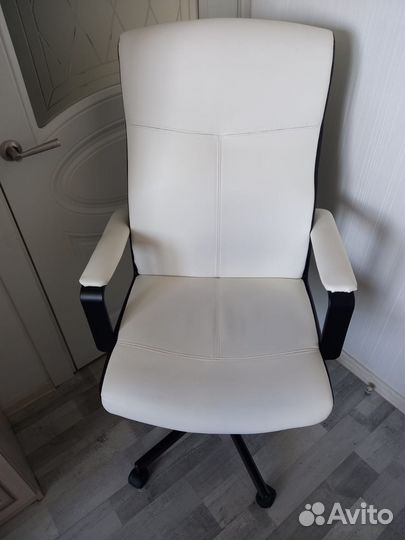 Кресло компьютерное Бюрократ белое