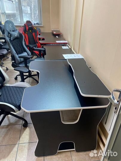 Комплект компьютерный стол и игровое кресло