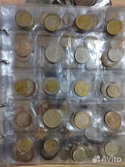 Коллекция монет и купюр